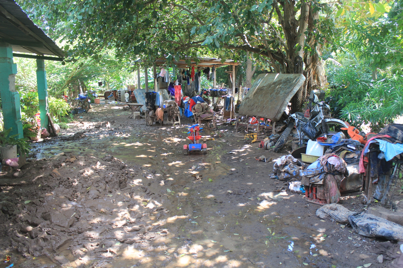 Drying out family belongings after the floods. Photo by Javier Baldovinos.